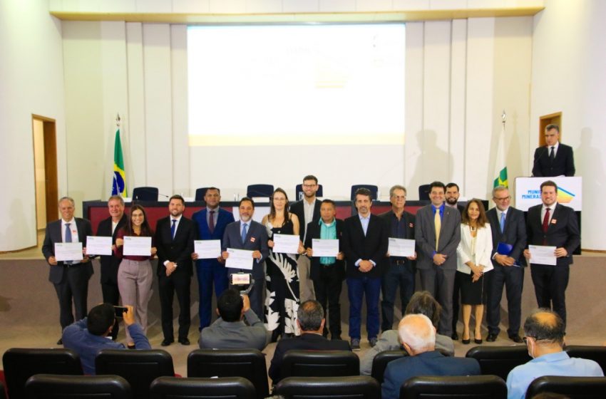  Ministros Adolfo Sachsida e Joaquim Leite premiam municípios mineradores destaques em governança pública