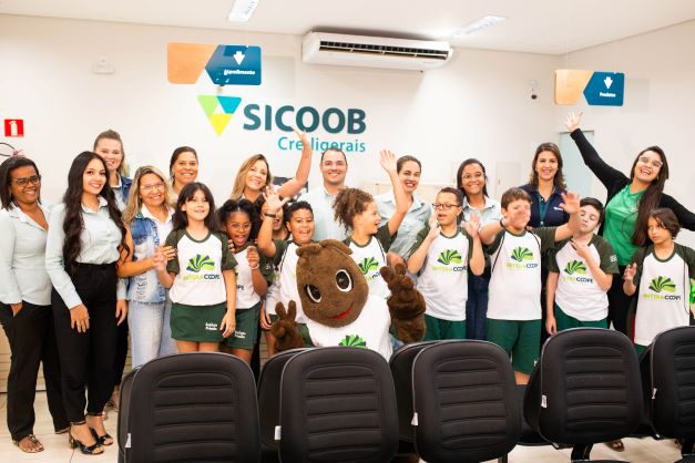  Alunos do Interacoope visitam agências do Sicoob Credigerais :