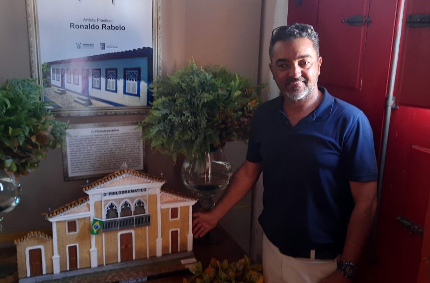  Artista dá vida a miniaturas de casarios de Paracatu