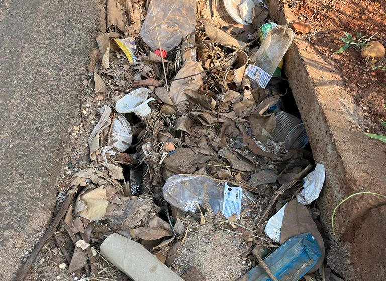  Lixo jogado nas ruas é uma das principais causas de alagamentos em Paracatu