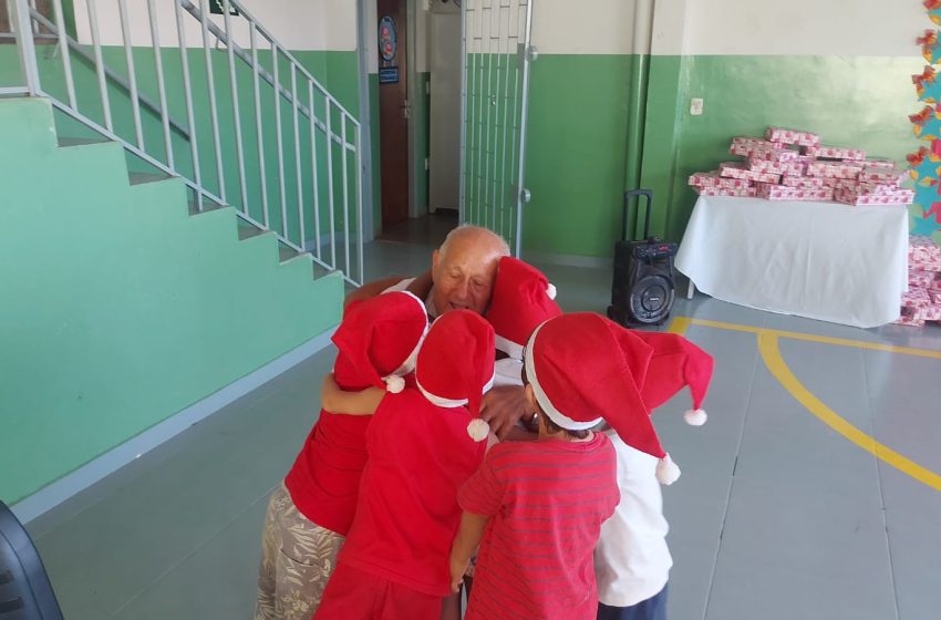  Crianças recebem presentes das mãos do Papai Noel e do vovô José Alonso em escola da rede municipal