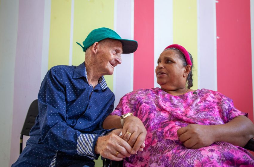  Paciente da Casa de Saúde Santa Izabel, em Betim, faz 100 anos e pede namorada em casamento