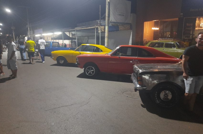  Paracatu recebe o 8º Encontro de Automóveis Antigos