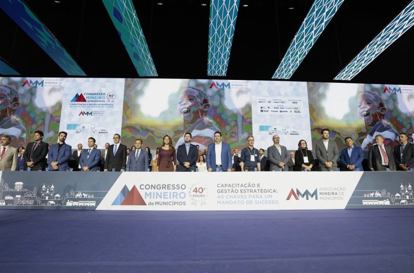 Presidente da ALMG prestigia posse da nova diretoria da AMM