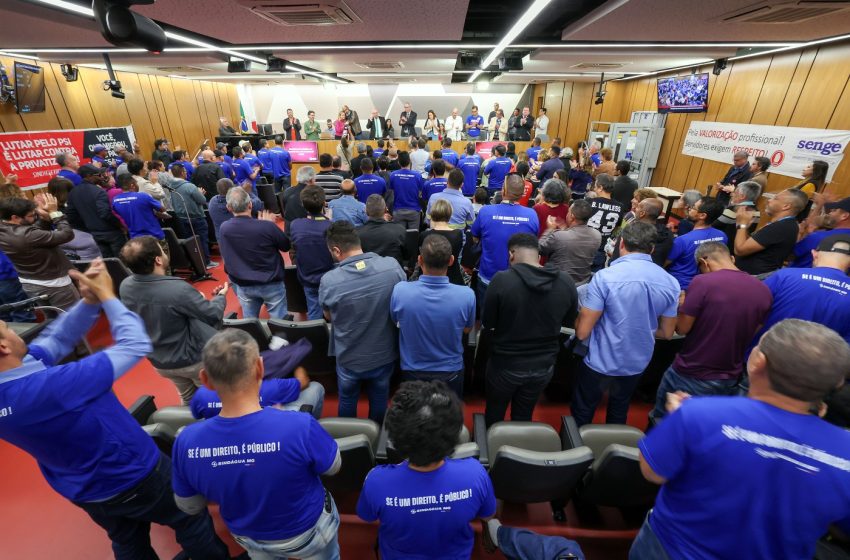 Trabalhadores transformam audiência pública em ato em defesa da Copasa