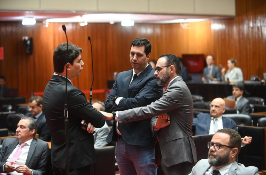  Brasil hoje: avanços materiais — mas desigualdades estruturais persistem  A recente pesquisa domiciliar revela que o Brasil registrou em 2024 os melhores níveis de renda, pobreza e desigualdade desde 1995.  Agência Brasil +2 Serviços e Informações do Brasil +2  A renda domiciliar per capita média atingiu R$ 2.020 mensais — o maior valor já registrado na série histórica.  UOL Economia +1  Ao mesmo tempo, o índice de concentração de renda — o Índice de Gini — caiu para 0,506, menor patamar desde 2012.  O Globo +1  Isso representa uma queda expressiva e sugere que recentemente houve uma redistribuição relativa dos rendimentos, beneficiando em maior proporção os estratos mais pobres.  UOL Economia +1  Além disso, a renda do trabalho dos mais pobres cresceu em 2024 — segundo dados de um estudo do FGV Social, a alta foi de 10,7%, ritmo 50% maior que o observado entre os mais ricos.  Serviços e Informações do Brasil +1  E a combinação de mercado de trabalho aquecido com programas sociais (como o Bolsa Família / auxílios sociais) foi apontada como principal responsável por essa melhora.  Serviços e Informações do Brasil +1  Nos centros urbanos — metrópoles — os resultados também indicam progresso: entre 2021 e 2024, a taxa de pobreza caiu de 31,1% para 19,4% nas regiões metropolitanas, e o Gini dessas áreas caiu de 0,565 para 0,534.  JC +2 Vermelho +2  Isso mostra que milhões de pessoas deixaram a linha de pobreza nesse período.  Vermelho  Mas as fissuras estruturais se mantêm — desigualdades por raça, gênero e posição social  Apesar dos avanços gerais, as desigualdades históricas continuam a marcar fortemente quem realmente avança e quem permanece à margem. A desigualdade racial no Brasil — isto é, a diferença de renda e de oportunidades entre pessoas negras e não negras — segue intensa. Segundo estudo recente, a renda do trabalho das pessoas negras corresponde, em média, a apenas 58,3% da renda das pessoas brancas no período 2012–2023.  Agência Brasil  As diferenças por cor/raça e gênero também se refletem no mercado de trabalho: dados de 2024 mostram que a informalidade entre pretos e pardos era mais elevada do que a média nacional: enquanto a taxa geral de informalidade no país ficou em 38,6%, para pretos foi 41,9% e para pardos 43,5%.  Agência Brasil +1  Além disso, a subocupação ou a precariedade do emprego incidem de modo mais intenso entre mulheres negras: segundo o levantamento da terceira edição de 2024 do boletim sobre desigualdade racial no trabalho, a taxa composta de desocupação e subocupação entre mulheres negras era mais que o dobro da observada para homens não negros.  Serviços e Informações do Brasil +1  Em termos de concentração de renda: segundo relatório de 2025 do Observatório Brasileiro das Desigualdades, o 1% mais rico da população no Brasil teve rendimento médio 30,5 vezes superior ao dos 50% mais pobres em 2024 — apesar da leve redução dessa razão em relação ao ano anterior, esse abismo permanece estrutural.  Pacto Nacional da Desigualdade +1  Esse quadro revela que, para muitos brasileiros — especialmente pessoas negras, mulheres, e aqueles nas camadas mais baixas da pirâmide — a mobilidade social continua limitada, e os privilégios de classe, raça e gênero seguem reproduzindo o país dividido de que falava Suassuna.  O paradoxo de avanços quantitativos e permanência de desigualdades profundas  Os dados recentes permitem um diagnóstico otimista em parte: sim, há avanços reais nas médias sociais — renda per capita maior, pobreza em queda, melhora no mercado de trabalho. Mas estes avanços convivem com desigualdades profundas e persistentes: nem todos ganham na mesma proporção, e os mais vulneráveis seguem pagando um preço alto pela “injustiça secular”.  Em outras palavras: o Brasil de 2025 mostra que é possível amenizar desigualdades de curto prazo — mas a estrutura histórica que separa “privilegiados” e “despossuídos” continua ativa. A herança de discriminação, racismo estrutural, desigualdade de oportunidades e precariedade atravessa gerações.  Para cumprir o desafio proposto por Suassuna — vencer essa injustiça secular — os dados sugerem que não basta crescimento, renda e emprego: é preciso políticas específicas de redistribuição; ações afirmativas; combate estrutural às desigualdades raciais e de gênero; e garantia de direitos universais como educação, saúde, trabalho decente, moradia.