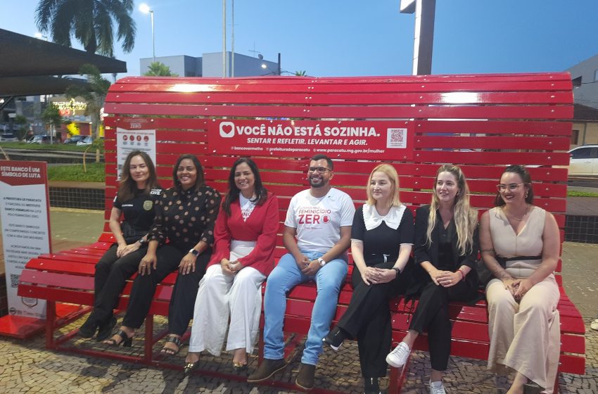  Banco Vermelho gigante é instalado na Praça Firmina Santana 