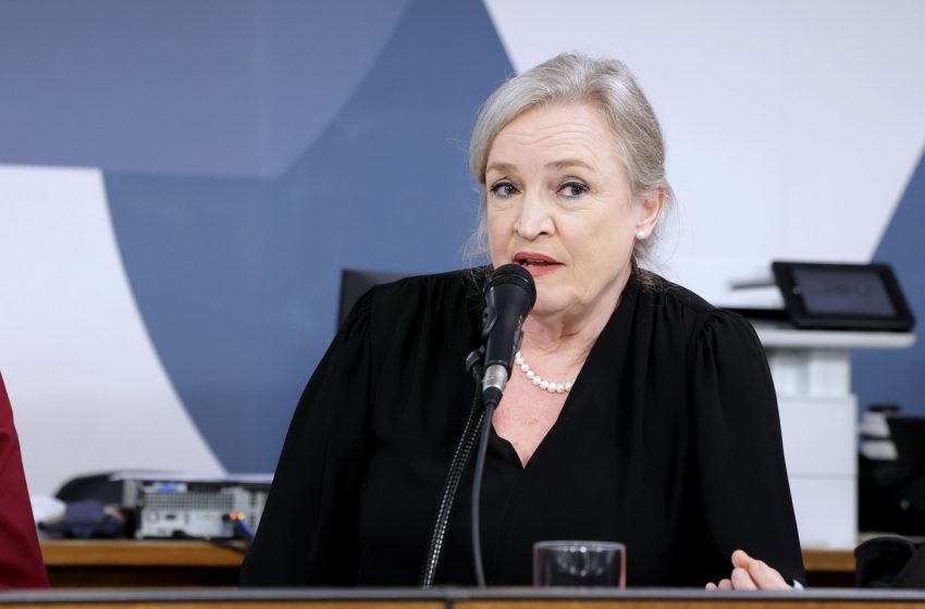  Comissão de Cultura questiona a demissão de maestra