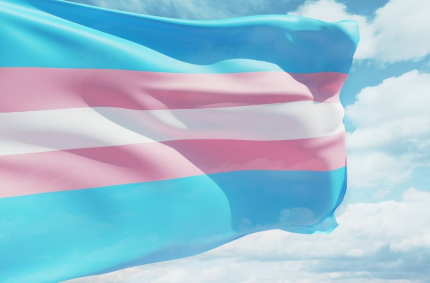  Banco deve indenizar homem trans por demora na retificação de nome