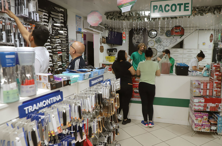  Atividade do comércio é a que mais emprega em Minas Gerais, mas é a terceira com menor salário médio