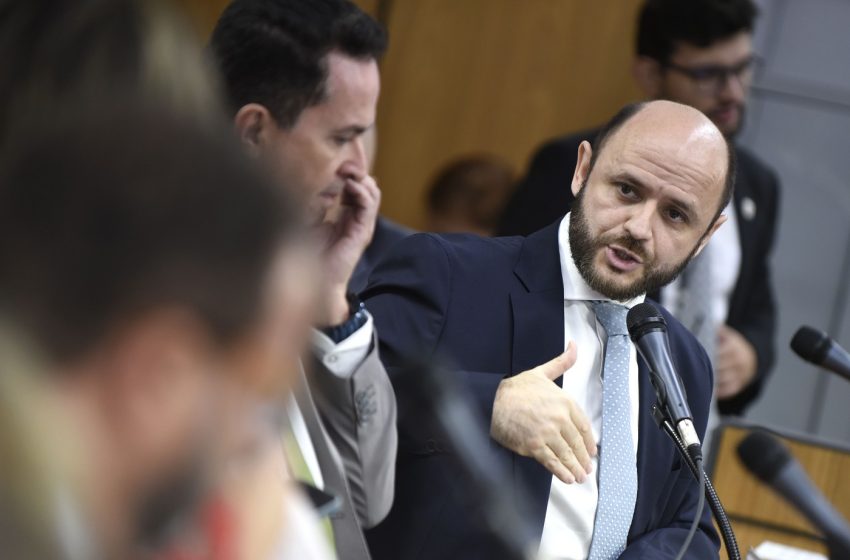  Audiência debate compra que culminou com demissão de secretário de educação