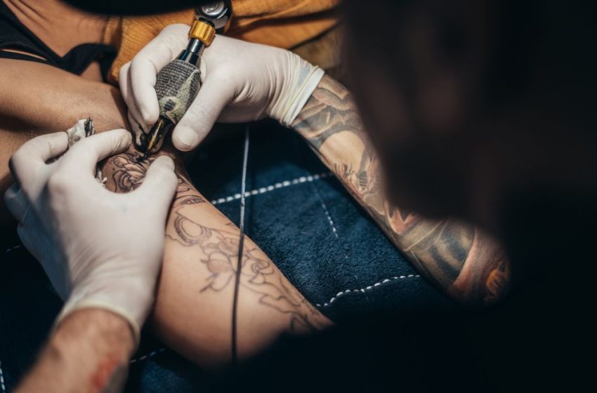  Homem é condenado por tatuar duas adolescentes sem autorização dos pais