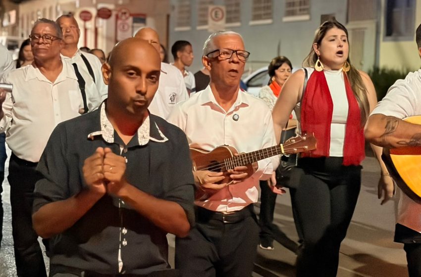  SILVANO AVELAR LEVA A POESIA, A MÚSICA E O SERTÃO DE PARACATU AO FLIPARACATU